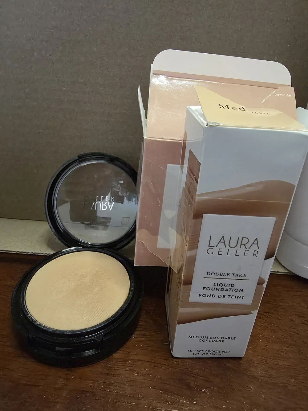 Laura Geller Liquid Foundation & Pressed Powder Duo-- MEDIUM